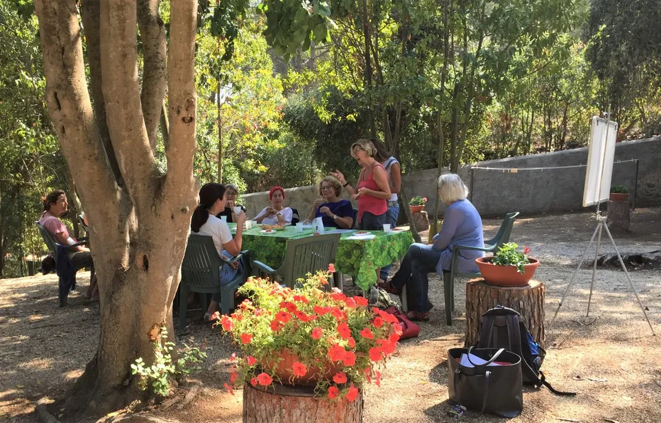 Un groupe en cours sous les grands eucalyptus du parc de la Villa Teresa