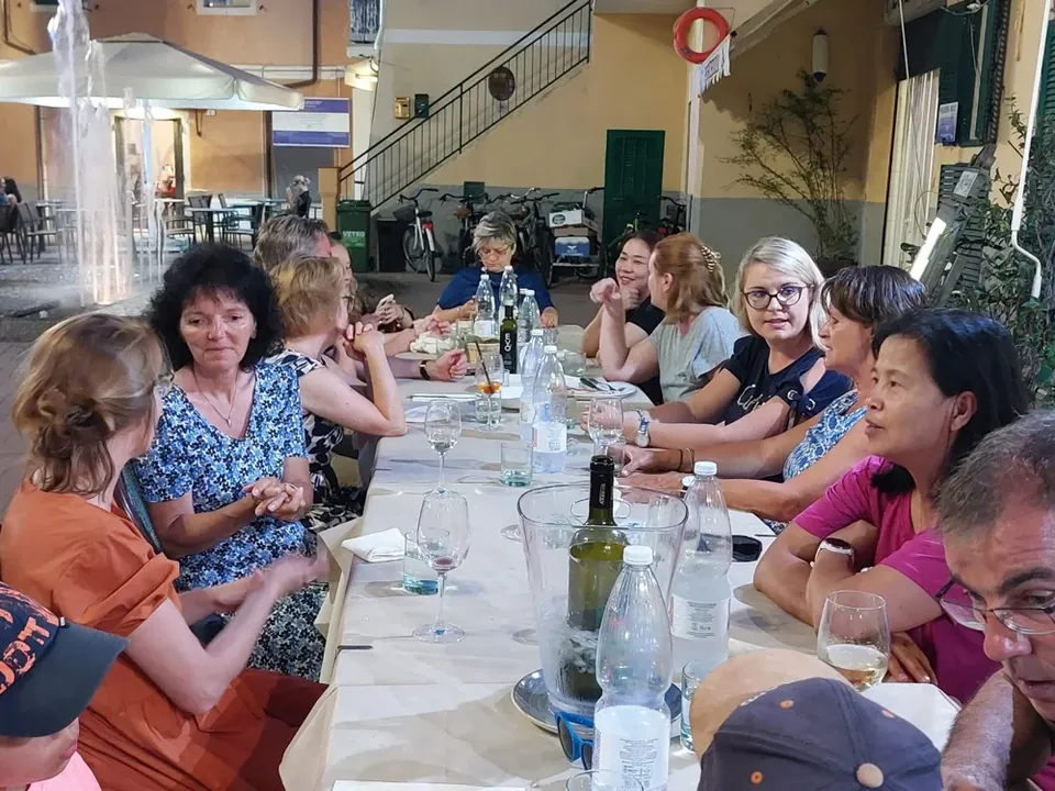 Des élèves partagent un dîner sur l’île d’Elbe