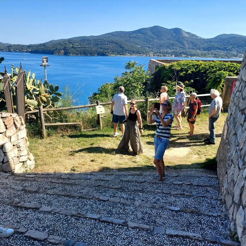 Estudiantes de excursión con vistas al mar y la costa de Elba