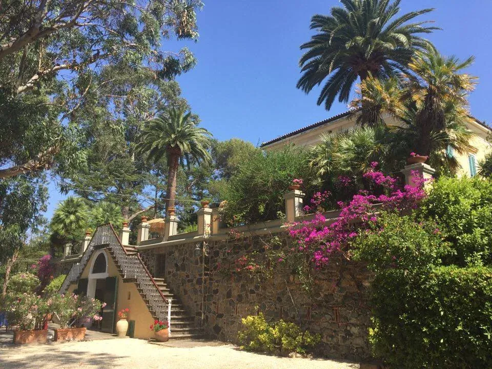 Villa Teresa dans le jardin de l’école