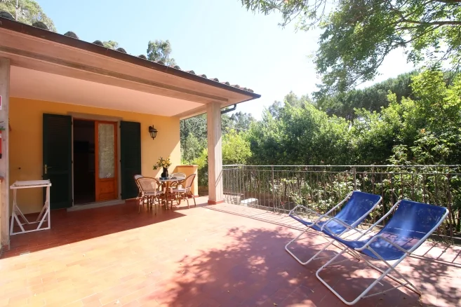 Terraza privada de Le Viste con mesa, sillas y tumbonas