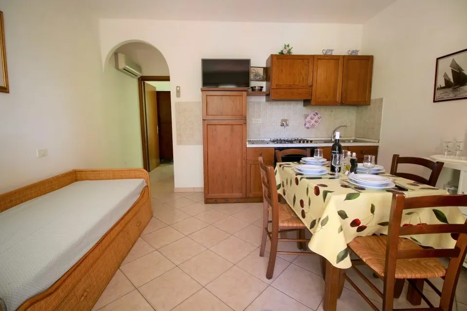 Salón-comedor con cocina americana en una casita moderna