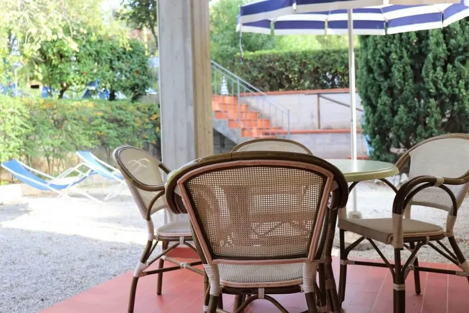 Mesa de comedor con vistas a la terraza