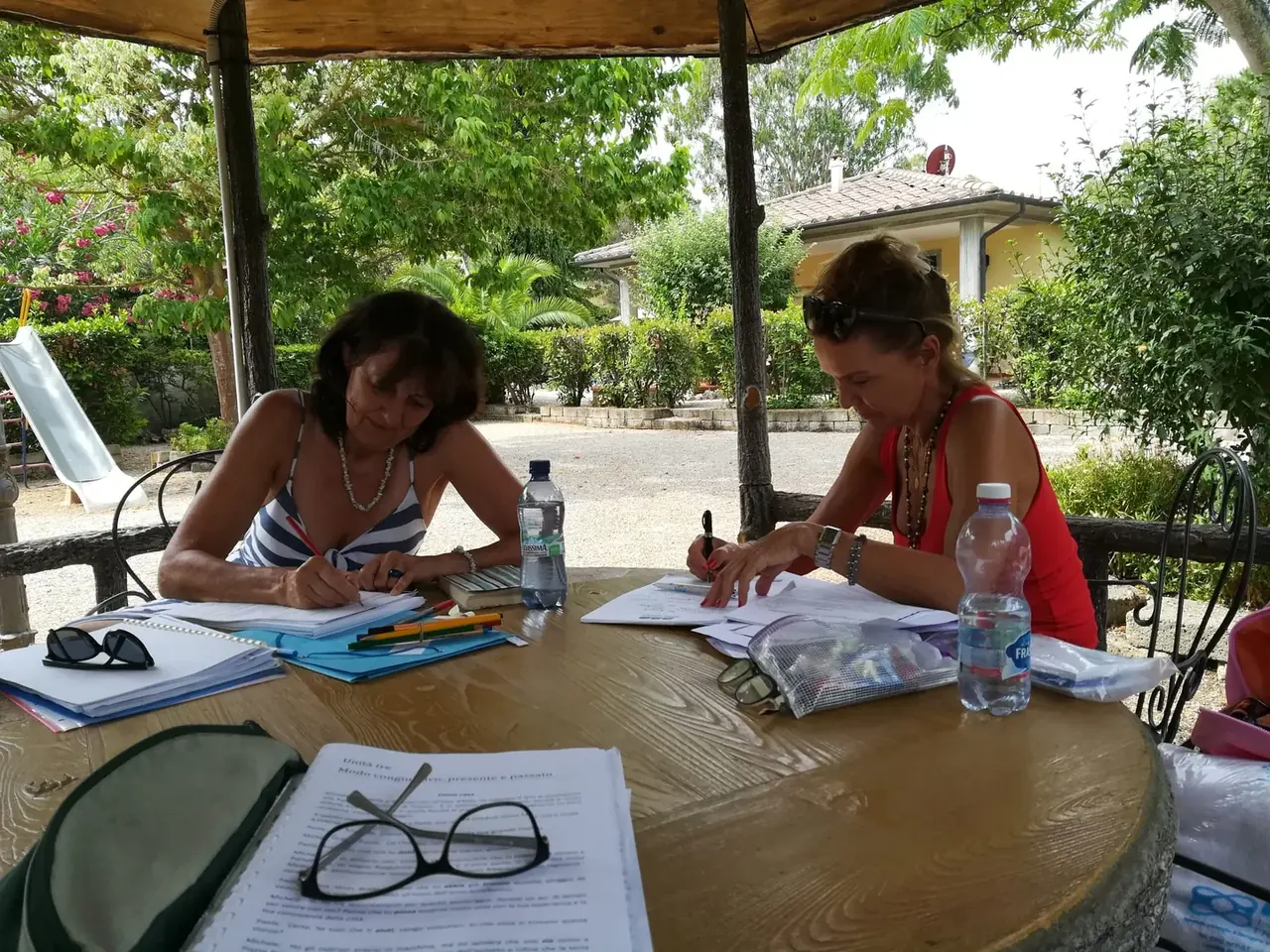 Zwei Erwachsene arbeiten gemeinsam an Italienischübungen