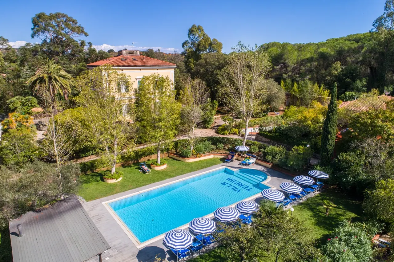 Villa Teresa und Pool im großen Park