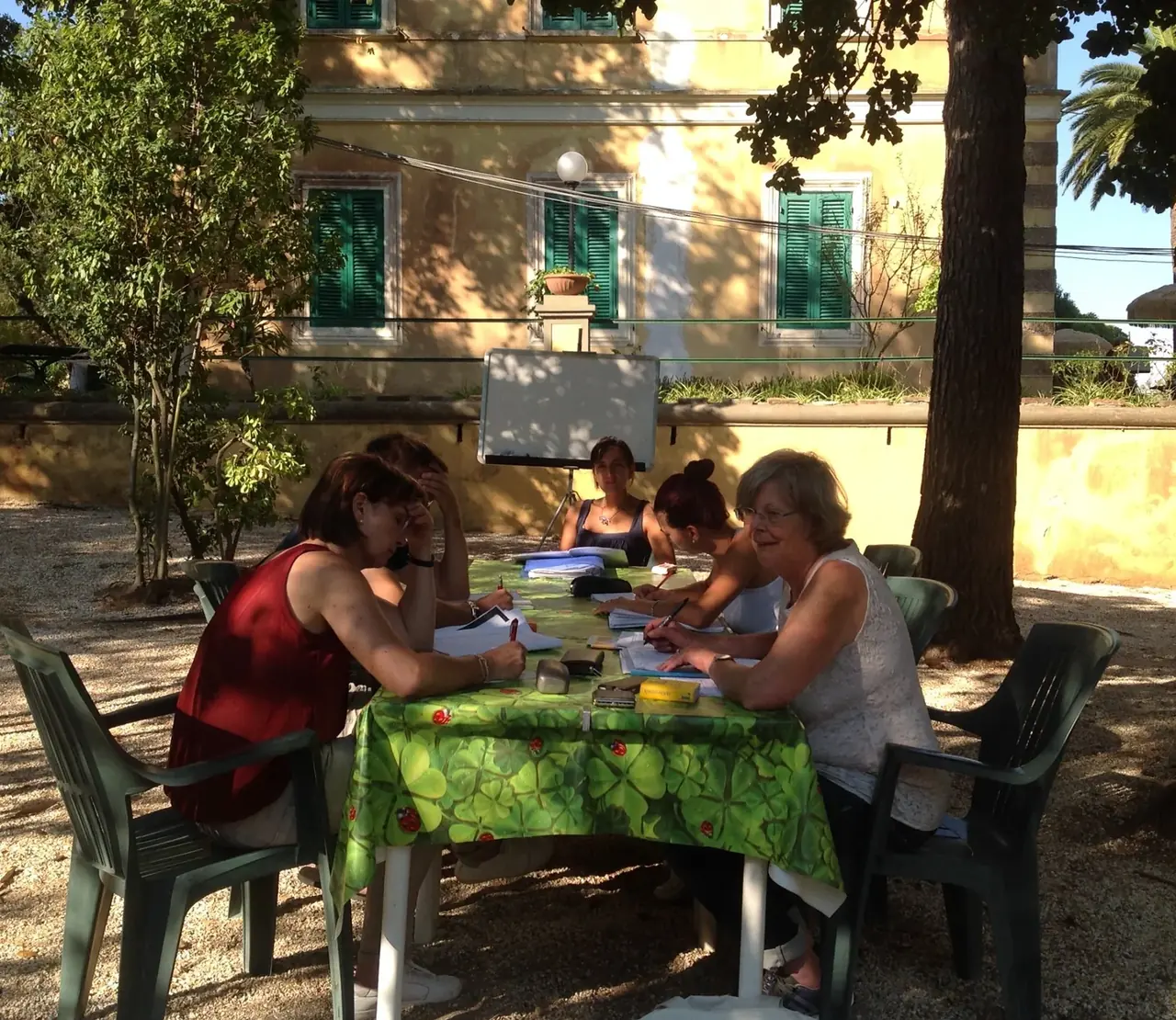 Italienischunterricht im Garten vor der historischen Villa Teresa