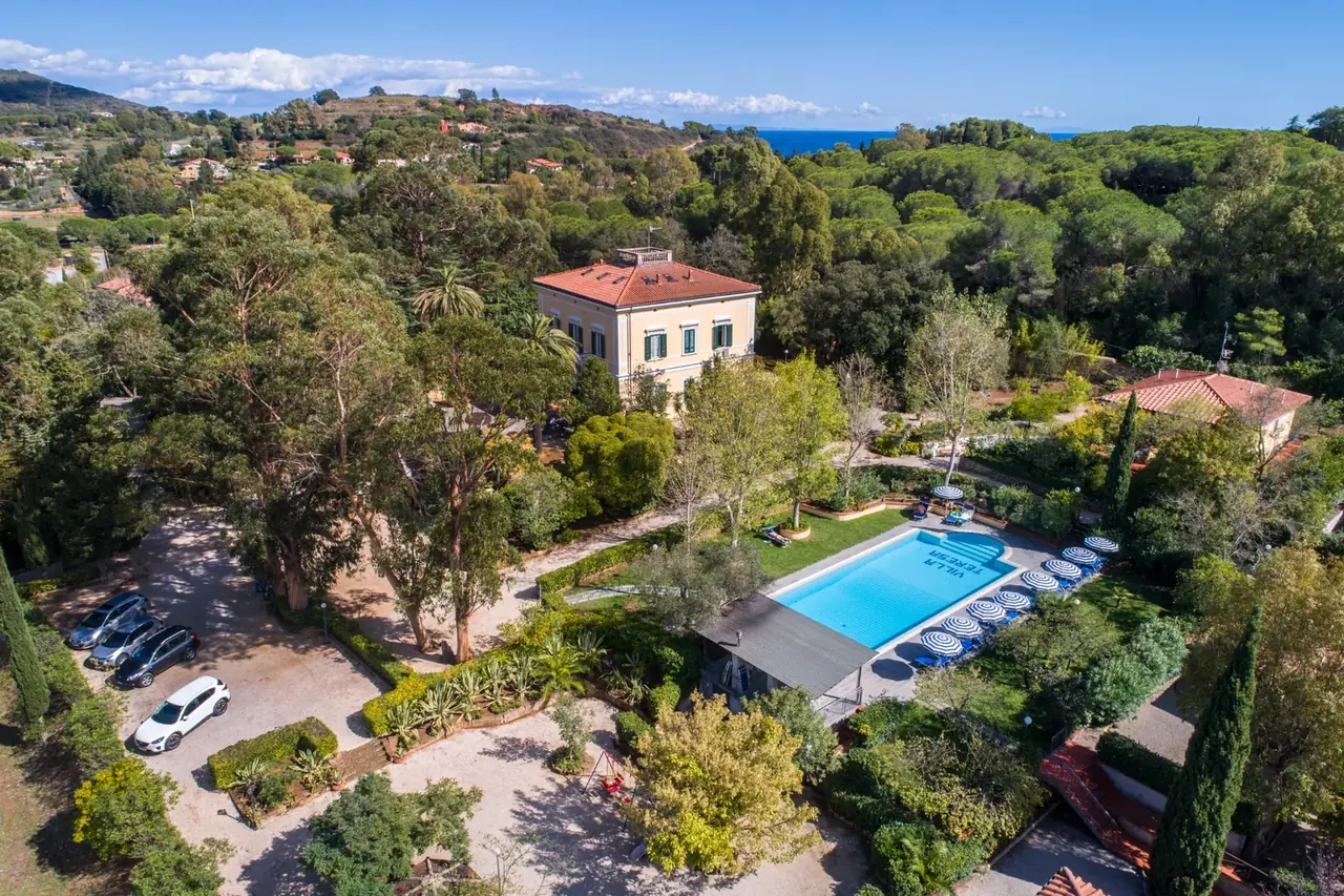 Villa Teresa im grünen Park mit Blick Richtung Meer