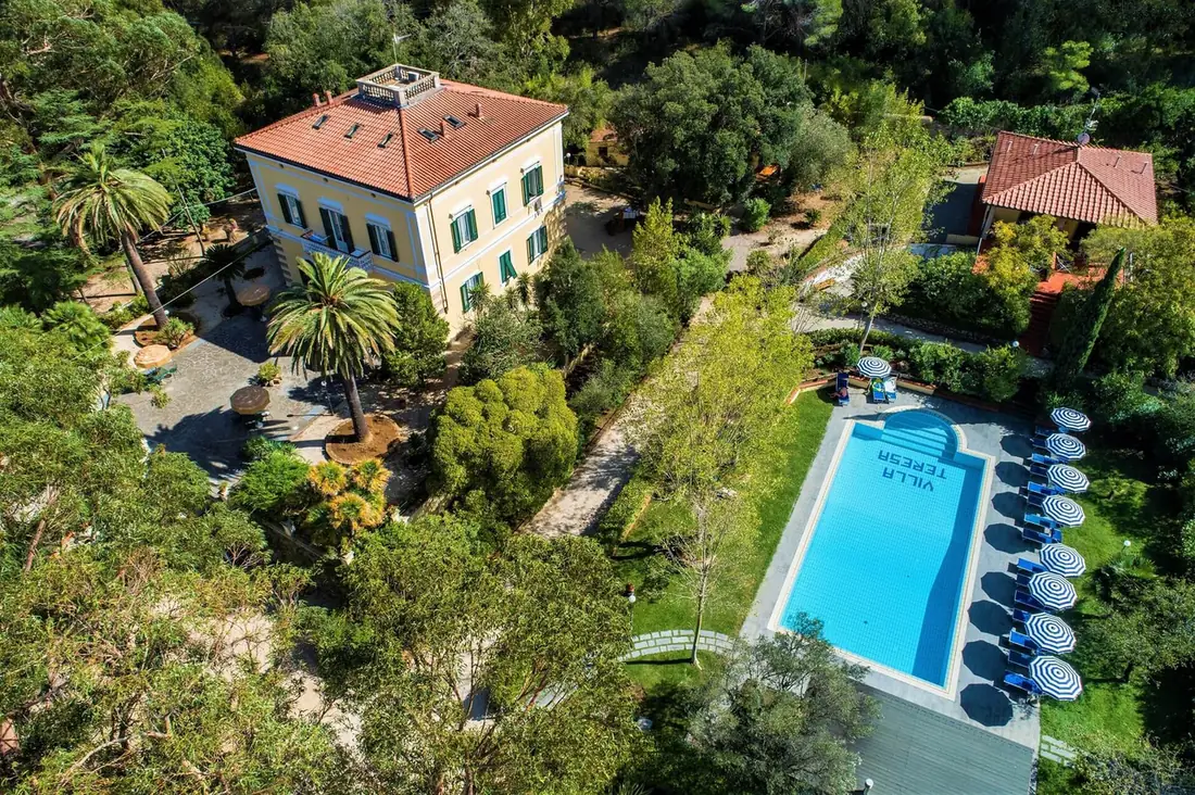 Luftaufnahme der Villa Teresa mit Pool, Liegestühlen und Garten