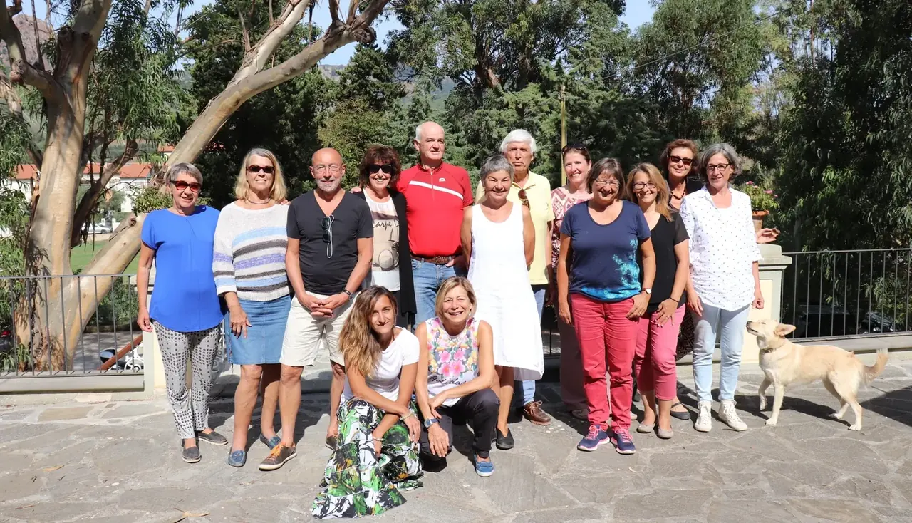 Gruppe mit Teilnahmebescheinigungen im Garten der Villa Teresa
