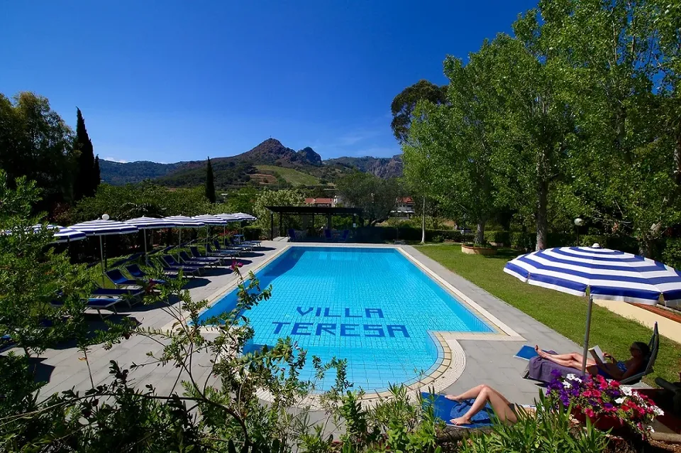 La piscine de la Villa Teresa, le parc et les collines verdoyantes