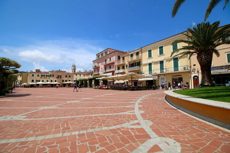 Piazza Matteotti in Porto Azzurro mit Cafés und bunten Hausfassaden