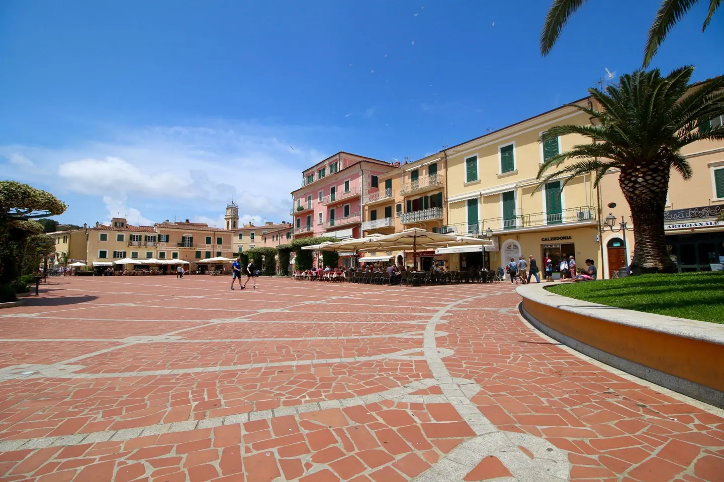 La plaza de Porto Azzurro con cafés y casas de colores