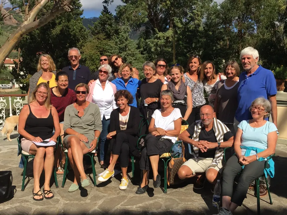 Des adultes réunis pour une photo de groupe dans le parc de la Villa Teresa