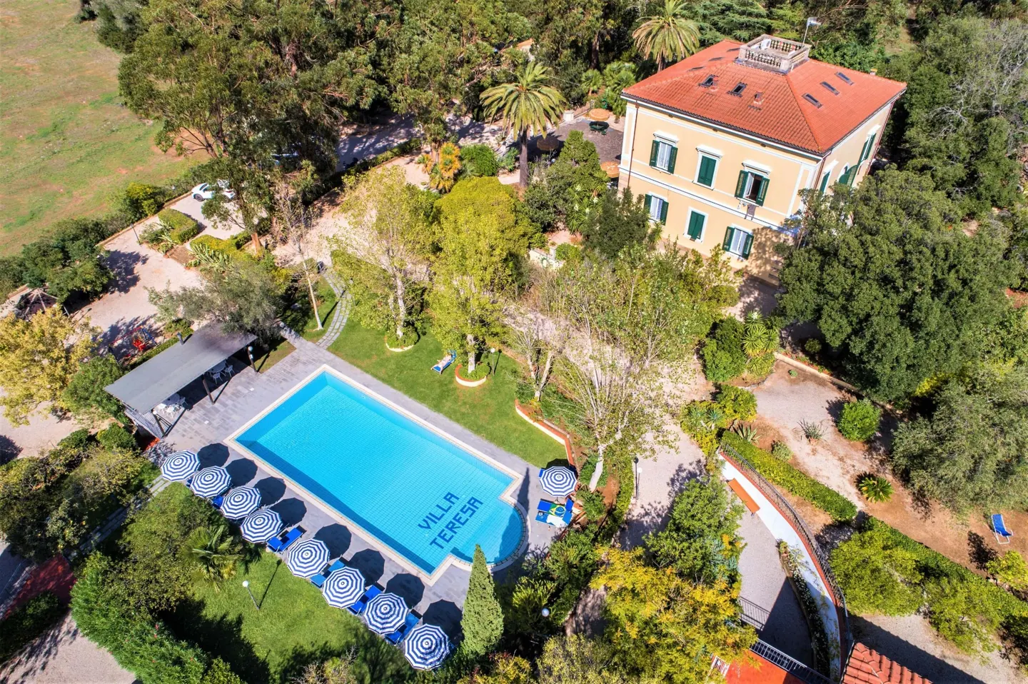 Vista aérea de Villa Teresa con su piscina y parque