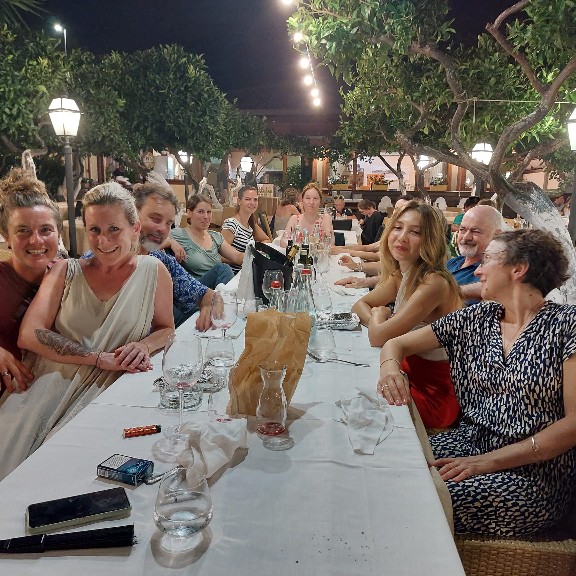 Große Gruppe bei einem gemeinsamen Abendessen im Freien