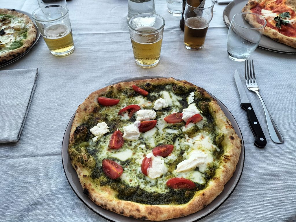 Pizza und Getränke bei einem gemeinsamen Abendessen auf Elba