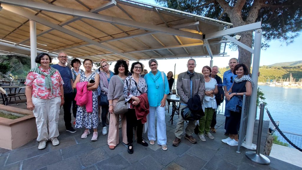 Gruppe von Teilnehmenden am Meer auf Elba