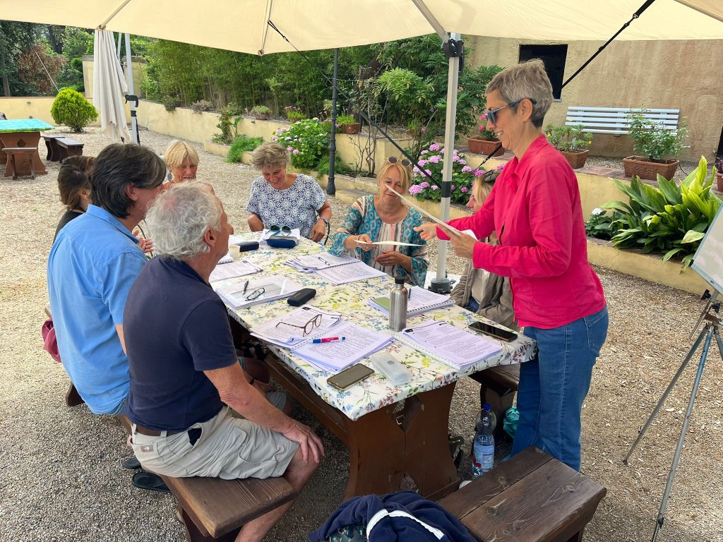 Italienischunterricht in kleiner Gruppe im Garten