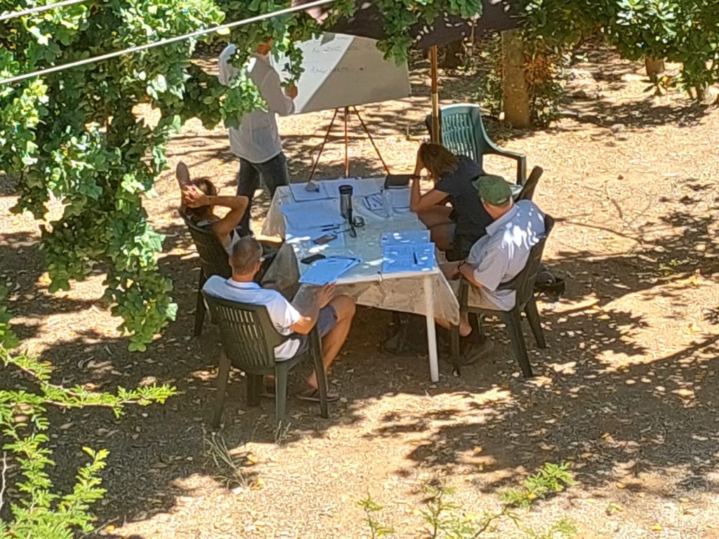 Kleine Lerngruppe beim Italienischunterricht im Freien